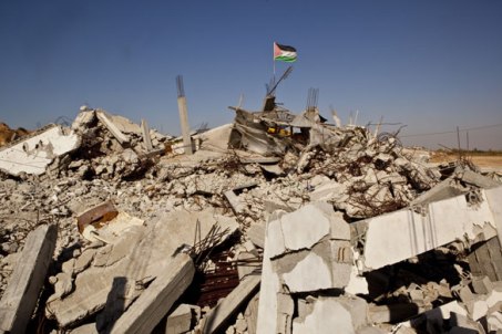 Palestinian flag flies over the rubble of a Gaza neighbourhood after Israeli bombardment 2014 (photo Antonio Olmos)