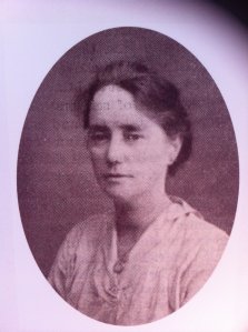 Elizabeth O'Farrell, republicana irlandesa, fue una de los ocupantes de la hilera de Moore Street en los últimos días del Alzamiento y salió bajo bandera blanca dos veces para negociar con los militares británicos.
