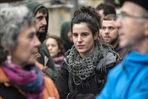 Jone Amezaga surrounded by supporters in Gernika prior to police raid