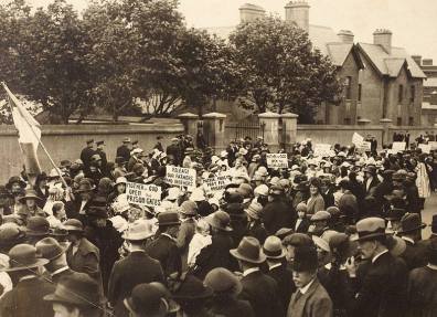 Soiidarity demonstration outside Mountjoy Jail, probably organized by Cumann na mBan, perhaps in protest at Mountjoy executions December 1922