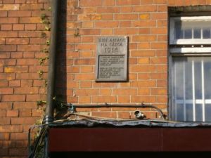 La placa en número 16, lo único que indica la historia de la hilera en Moore Street