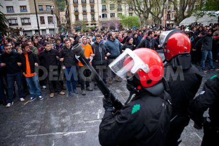 Basque Police, the Ertzainta, face youth Solidarity Wall with a Basque comrade the police have come to arrest in Donosti/San Sebastian some years ago.