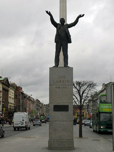 The Jim Larkin monument in O'Connell Street today/ El monumento de Jim Larkin in la Calle O'Connell hoy en día