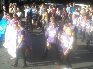 Mná ó Asturias ag tacú leis an léirsiú