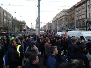 Many spectators -- view northwards along O'Connell St. from the William O'Brien monument (Photo D.Breatmach) 