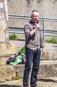 Diarmuid Breatnach singing Amhrán na bhFiann at end of the ceremony. Earlier he had sung "Me Old Howth Gun".