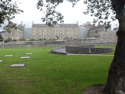 Section of Croppies Acre showing circular 1798 monument in middle distance and Collins Barracks Museum in the far background. View is from NE gate on Wolfe Tone Quay. (Photo: D.Breatnach) 