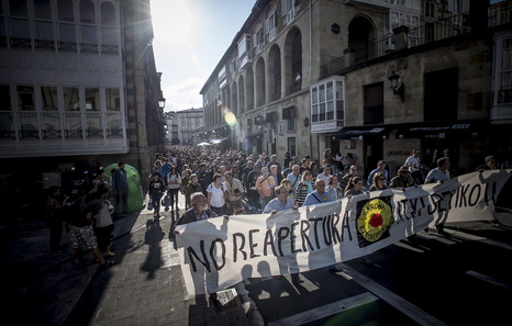 2016-06-11, Vitoria-Gasteiz. Garoñaren aurkako manifestazioa Araba Garoñarik Gabe plataformak zentral nuklearra berriz ireki ez dadin eskatzeko 11-06-2016, Vitoria-Gasteiz. Manifestación de Araba Sin Garoña para pedir que no se reabra la central.