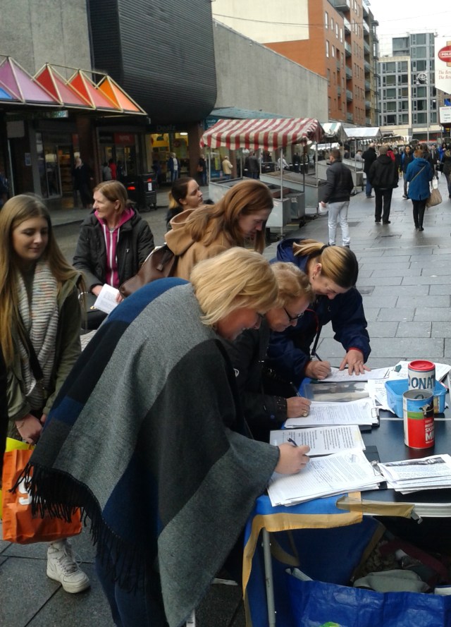 Crowd signing stall 6 Jan2016