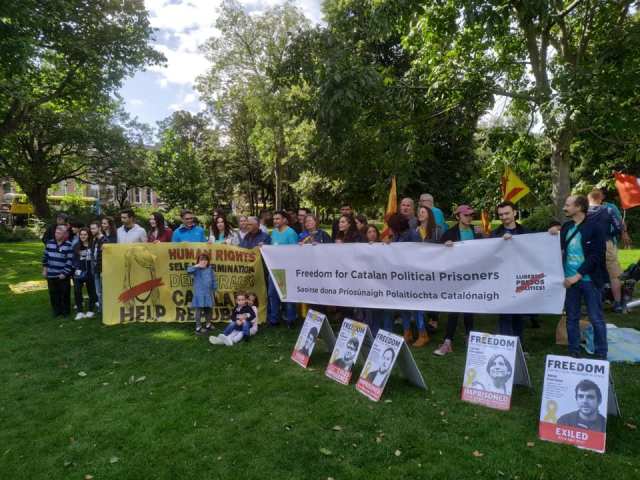 Lineup People Banners & Placards Diada Merrion Square 7 Sept 2019
